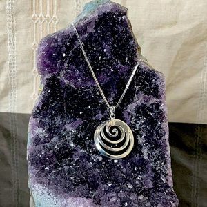 Vtg.(1985) 18” Sterling Silver Necklace W/Sterling Silver Round Infinity Circle.